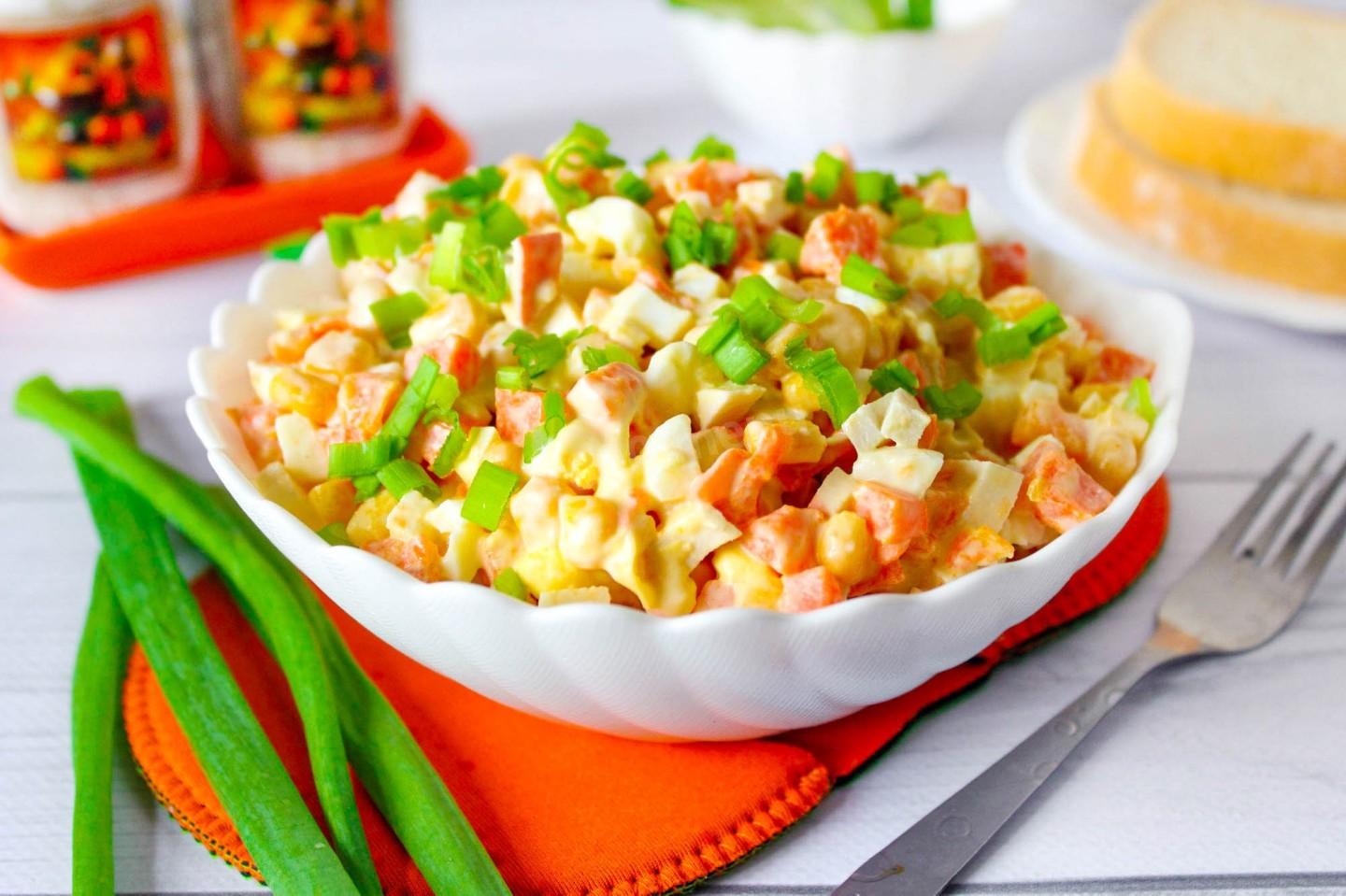 Обложка рецепта Салат с морковью крабовыми палочками и яйцом
