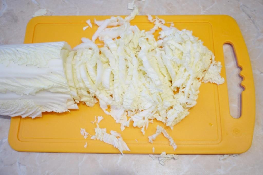 Шаг 2 приготовления Салат из пекинской капусты с огурцом и яйцом