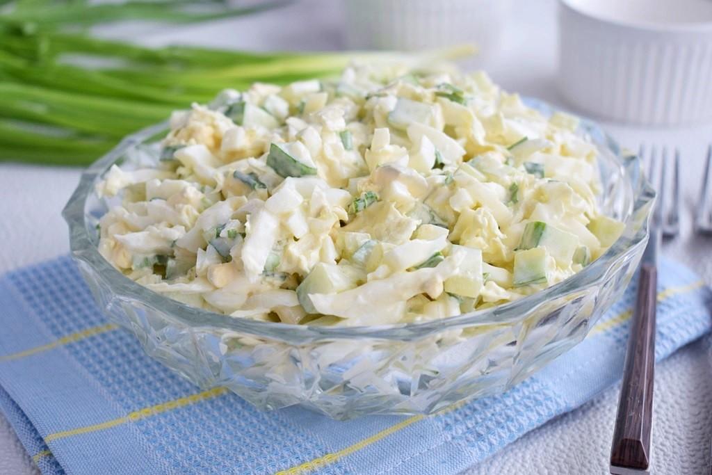 Шаг 6 приготовления Салат из пекинской капусты с огурцом и яйцом