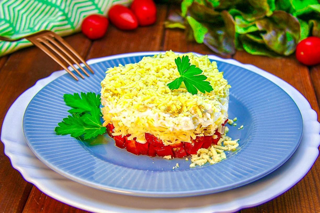 Обложка рецепта Салат с помидорами сыром яйцами