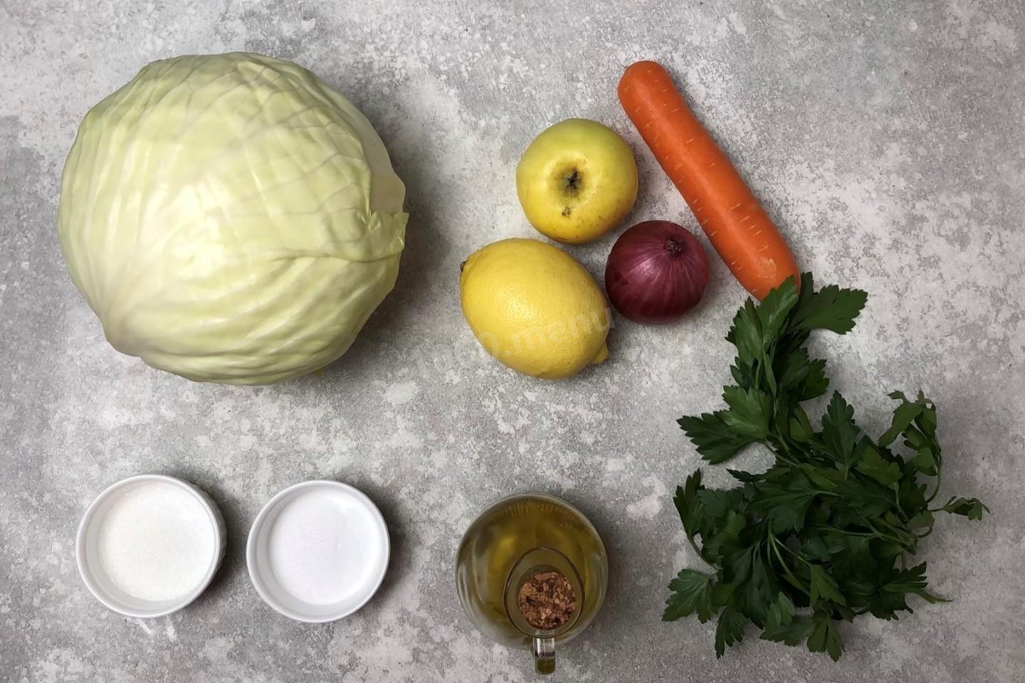 Шаг 1 приготовления Простой и вкусный салат из свежей белокочанной капусты