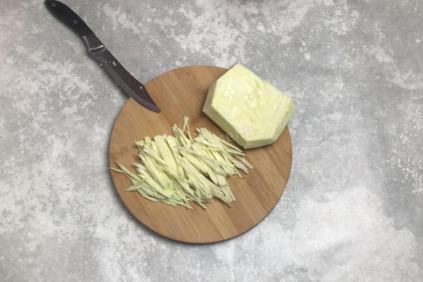 Шаг 2 приготовления Простой и вкусный салат из свежей белокочанной капусты