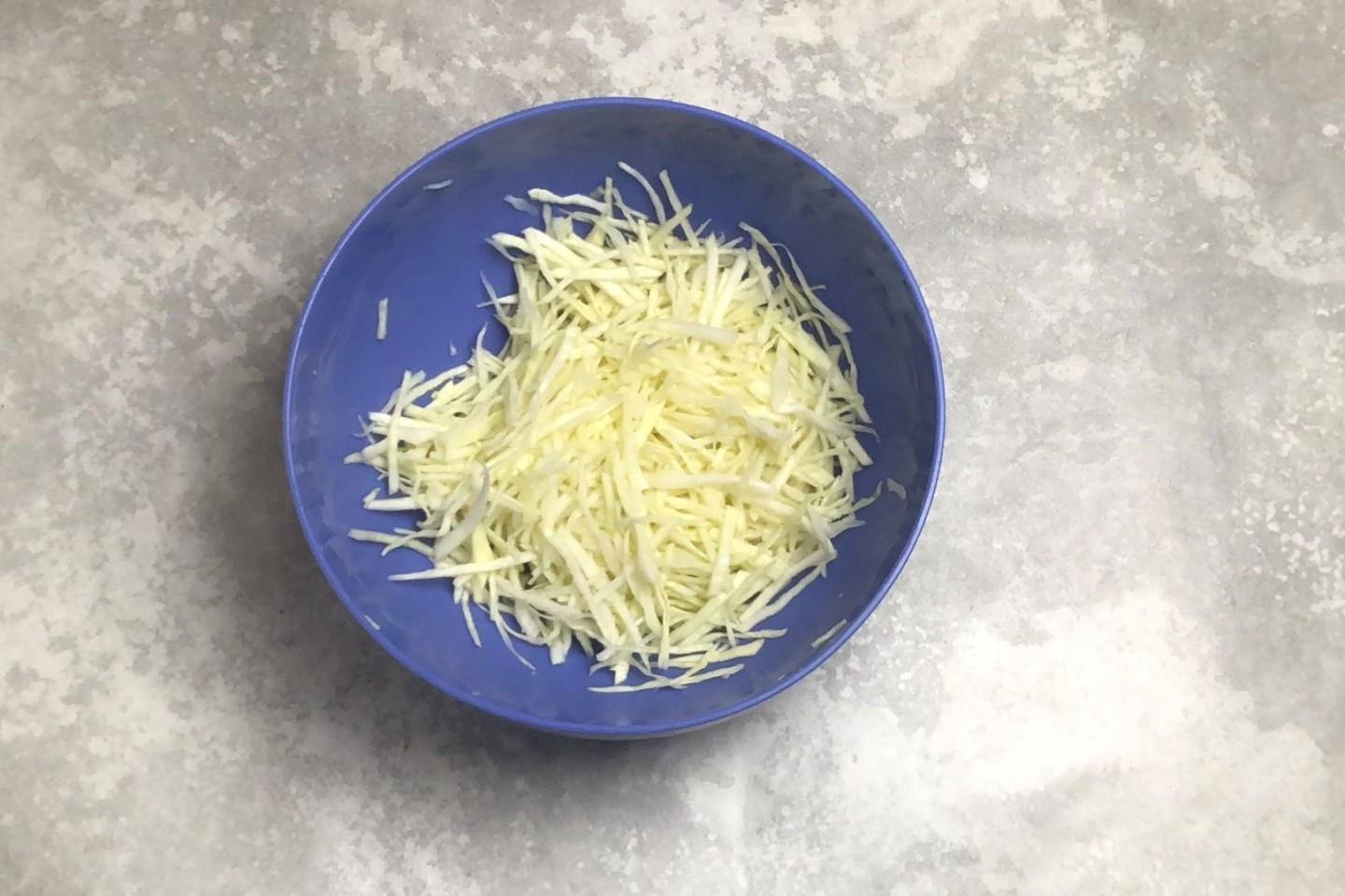 Шаг 3 приготовления Простой и вкусный салат из свежей белокочанной капусты