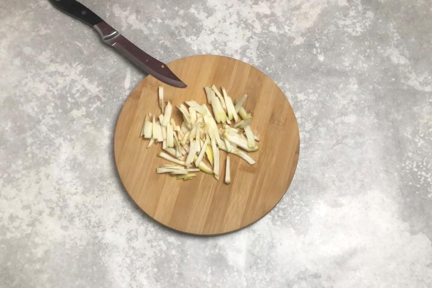 Шаг 5 приготовления Простой и вкусный салат из свежей белокочанной капусты