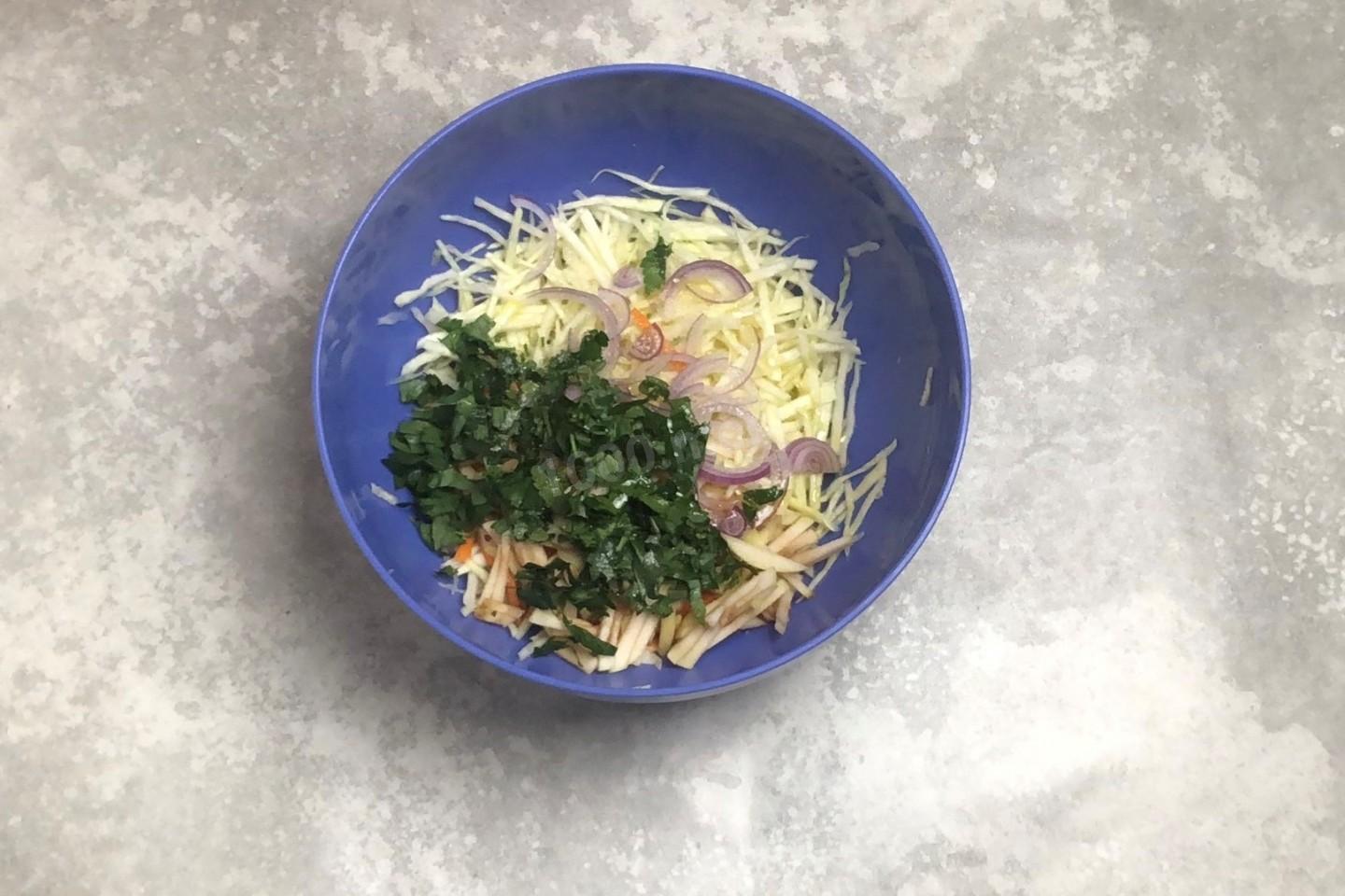Шаг 9 приготовления Простой и вкусный салат из свежей белокочанной капусты