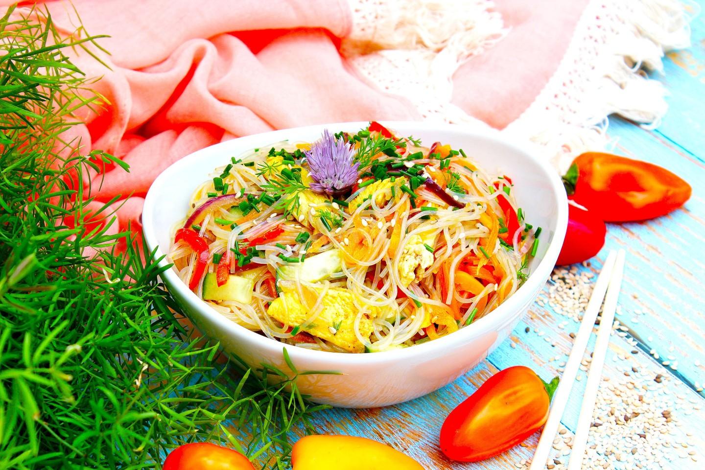 Обложка рецепта Салат с фунчозой и курицей