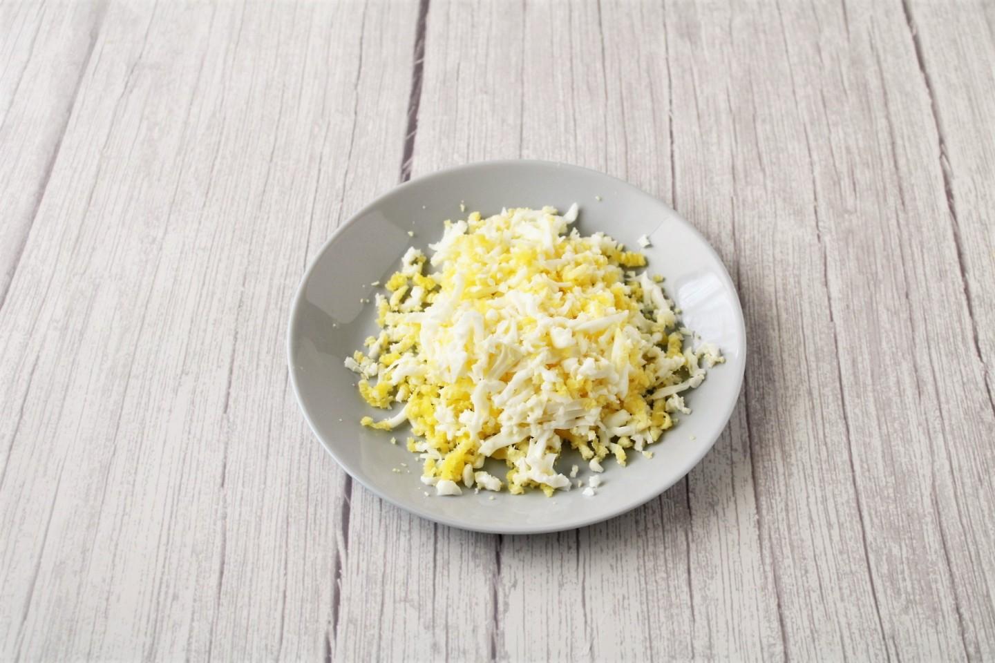 Шаг 9 приготовления Салат Мужские слезы с курицей грибами и корейской морковью