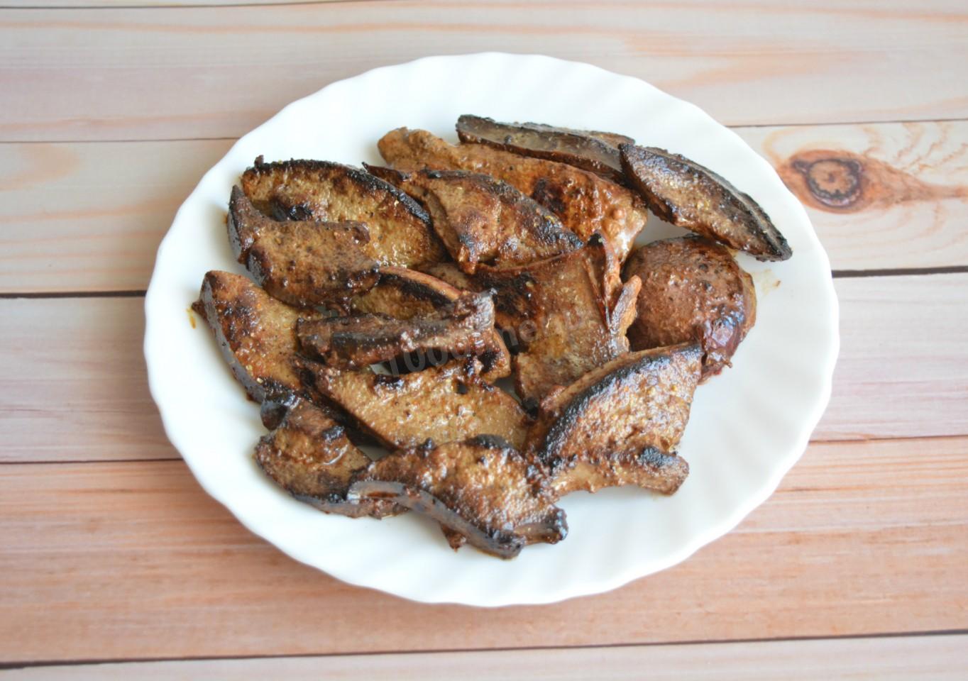 Шаг 2 приготовления Салат с печенью огурцами и морковью