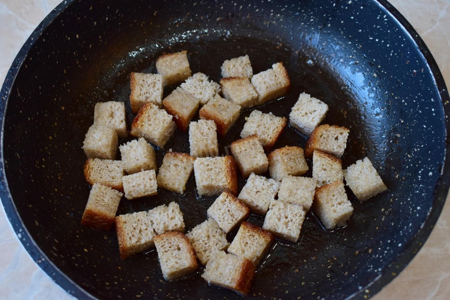 Шаг 3 приготовления Салат фасоль морковь курица копченая