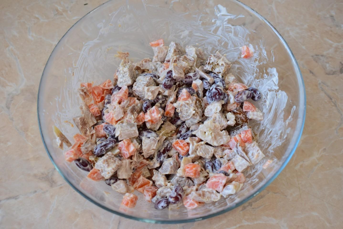 Шаг 7 приготовления Салат фасоль морковь курица копченая