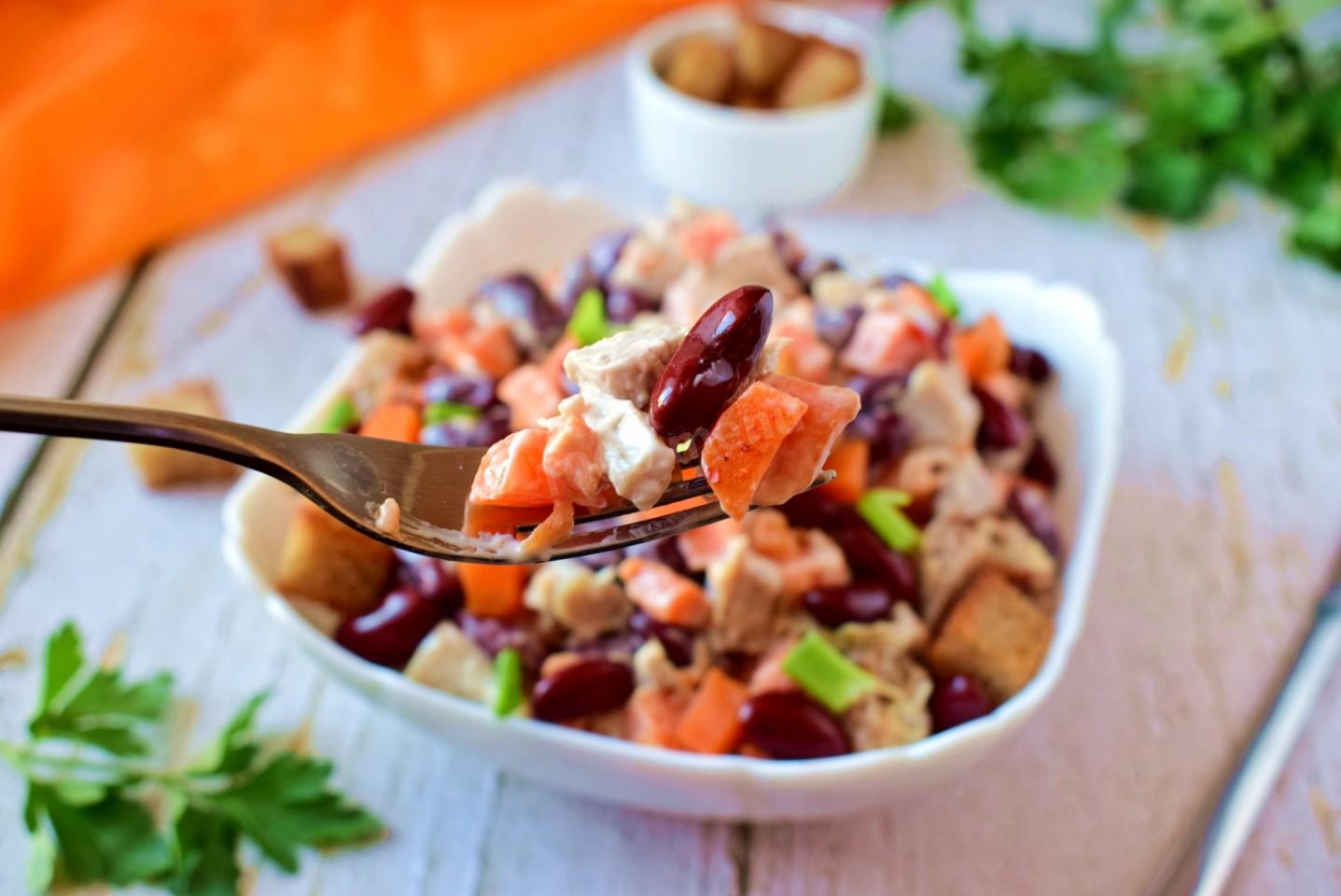 Шаг 8 приготовления Салат фасоль морковь курица копченая
