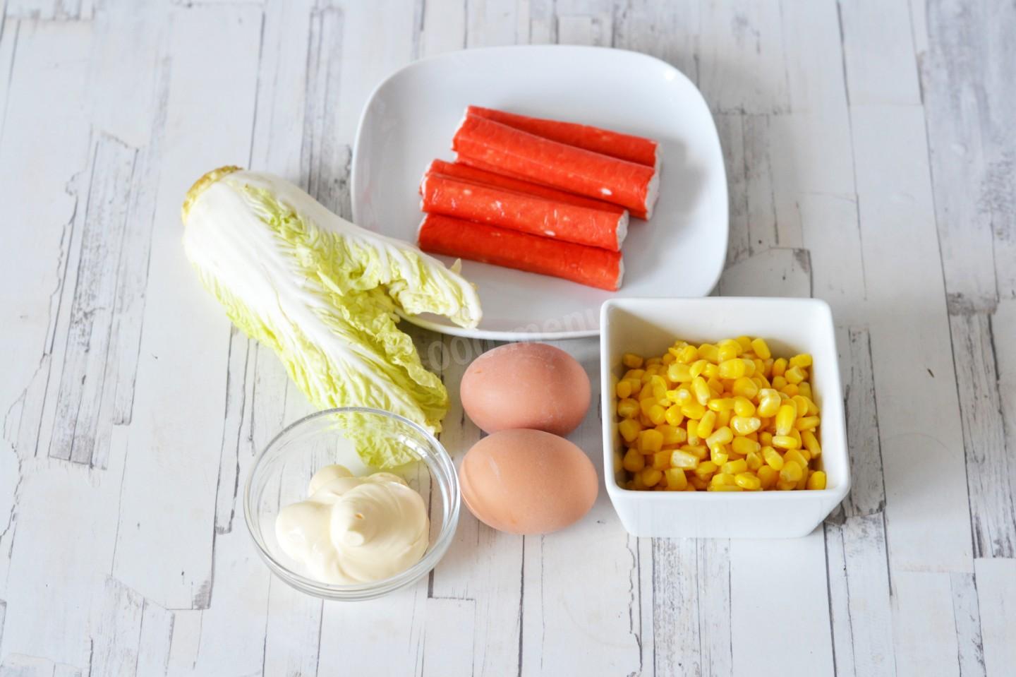 Шаг 1 приготовления Салат с пекинской капустой крабовыми палочками и кукурузой