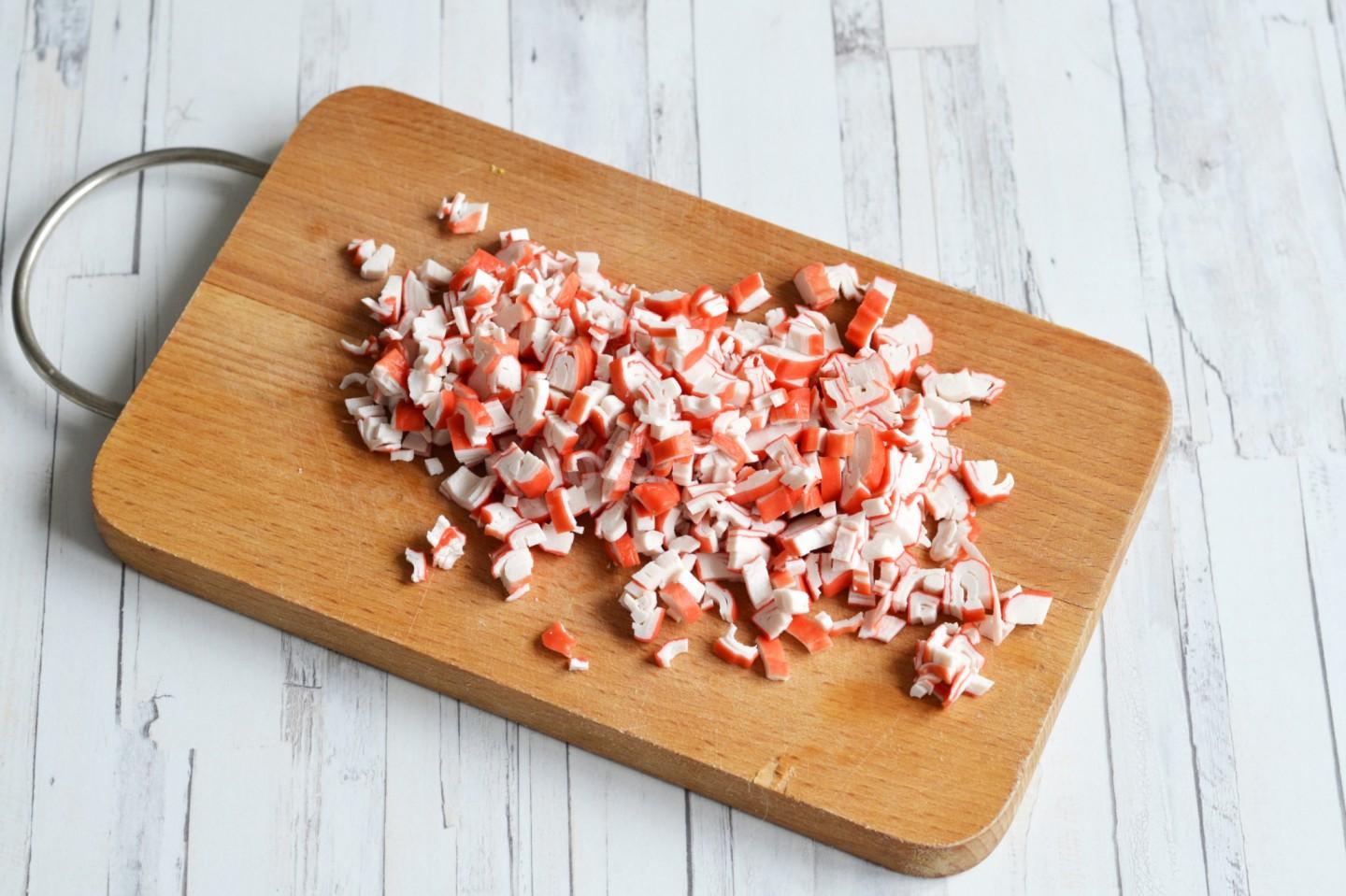 Шаг 2 приготовления Салат с пекинской капустой крабовыми палочками и кукурузой