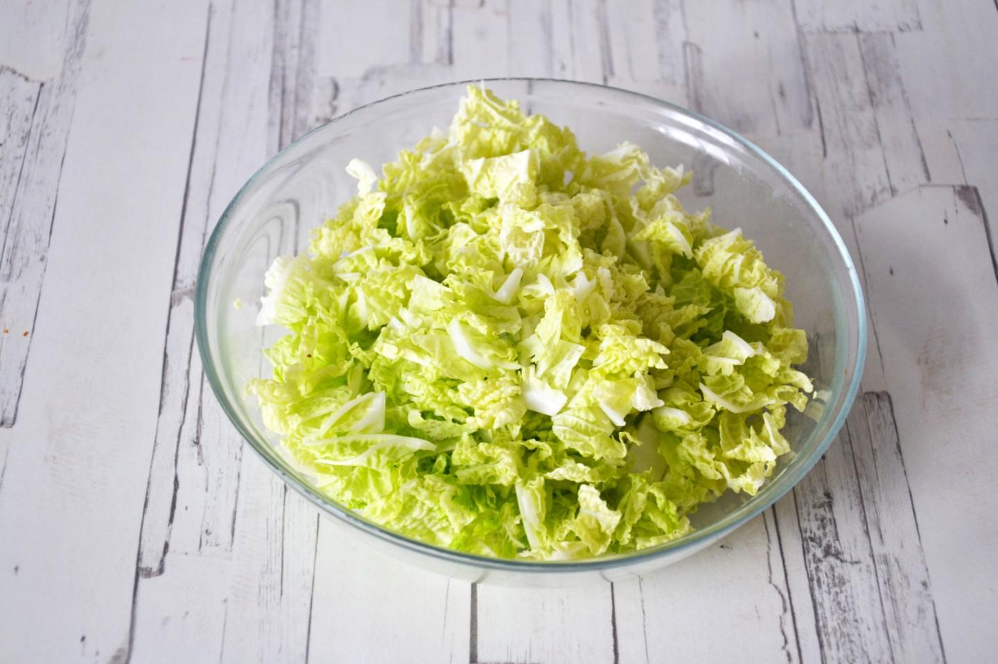 Шаг 3 приготовления Салат с пекинской капустой крабовыми палочками и кукурузой