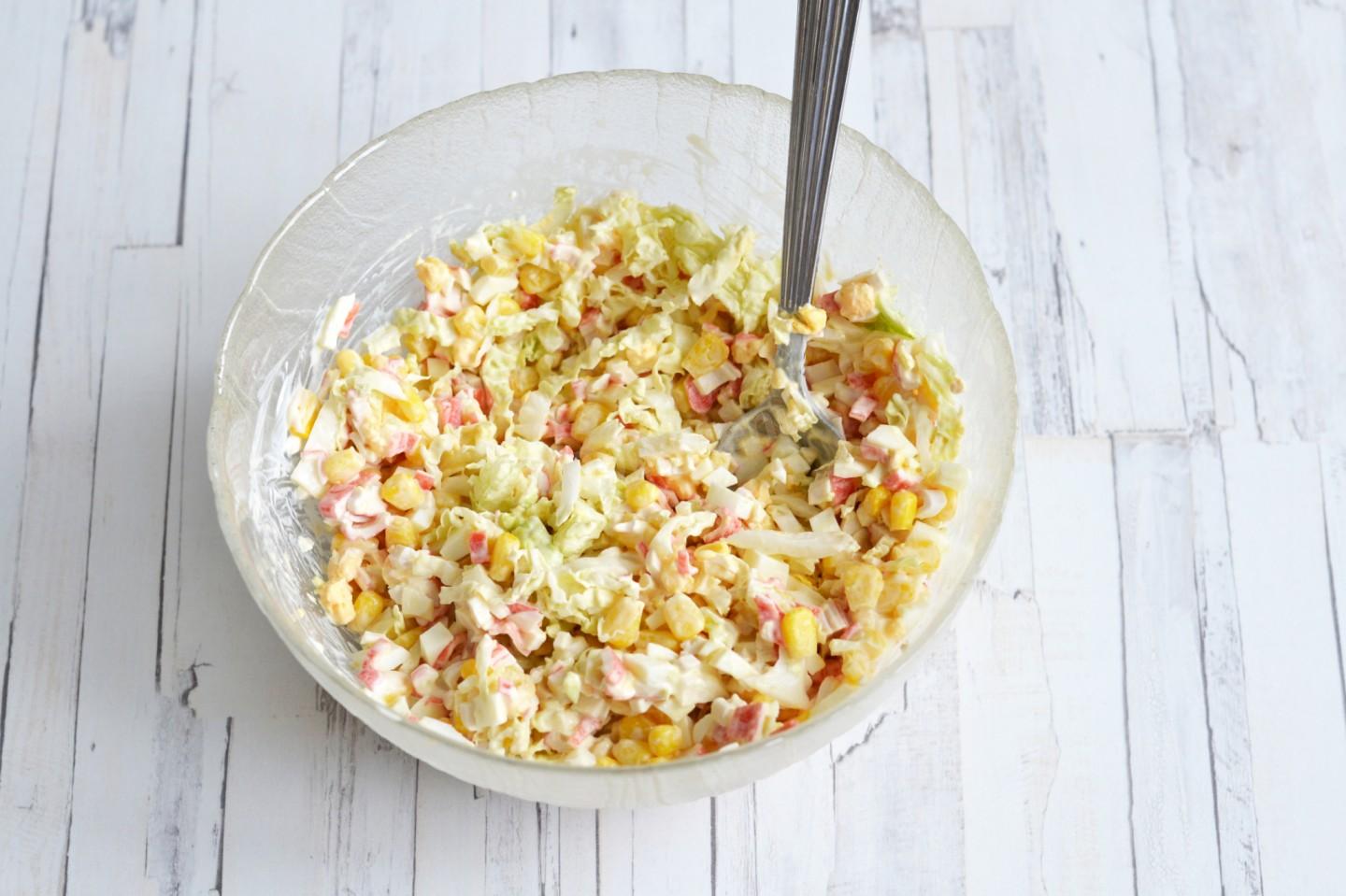 Шаг 8 приготовления Салат с пекинской капустой крабовыми палочками и кукурузой