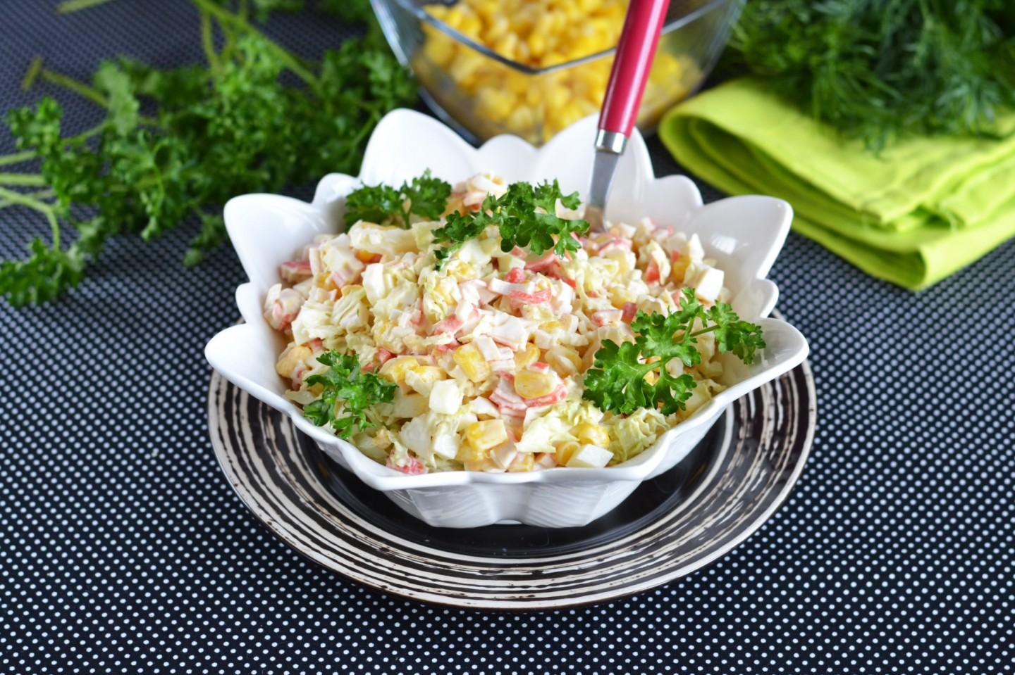 Обложка рецепта Салат с пекинской капустой крабовыми палочками и кукурузой