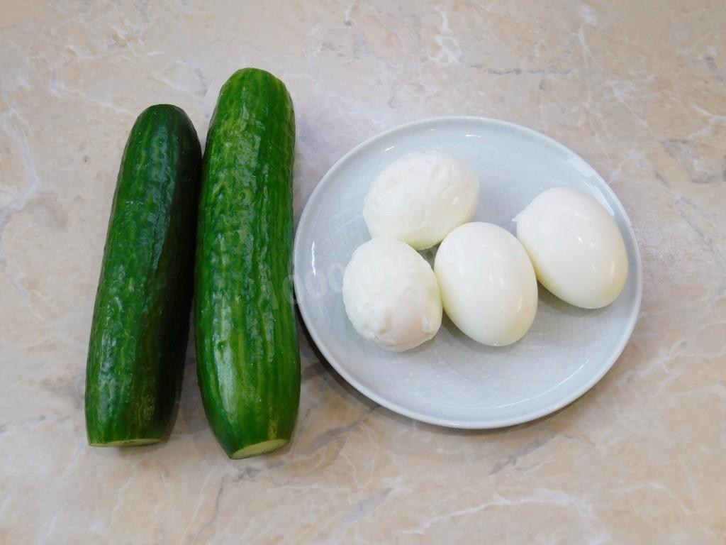 Шаг 1 приготовления Салат с колбасой и свежими огурцами и яйцом