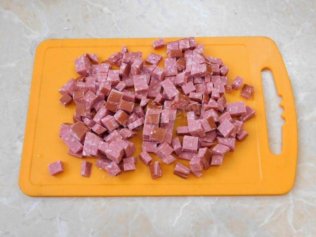 Шаг 2 приготовления Салат с колбасой и свежими огурцами и яйцом
