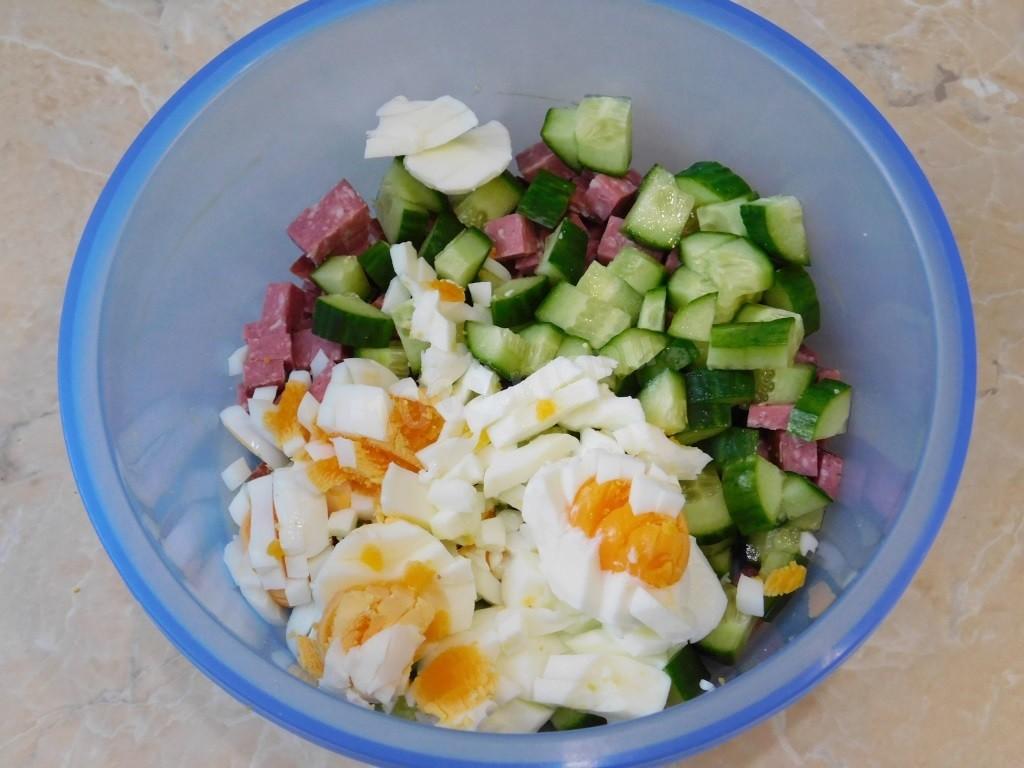 Шаг 4 приготовления Салат с колбасой и свежими огурцами и яйцом