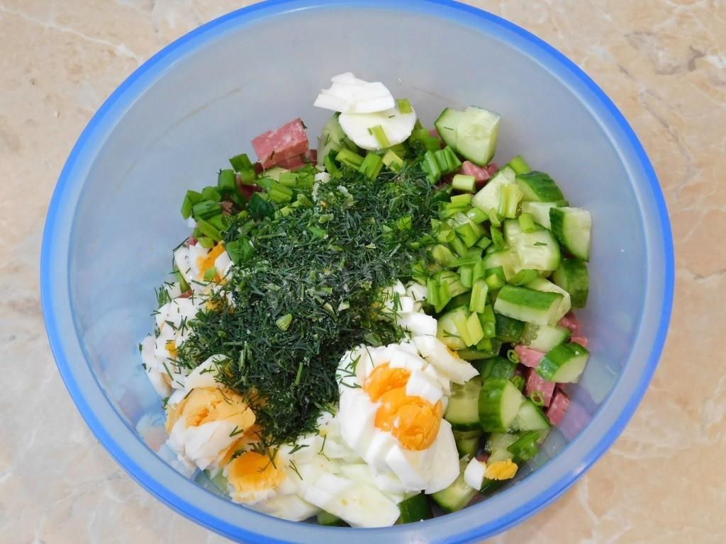 Шаг 5 приготовления Салат с колбасой и свежими огурцами и яйцом
