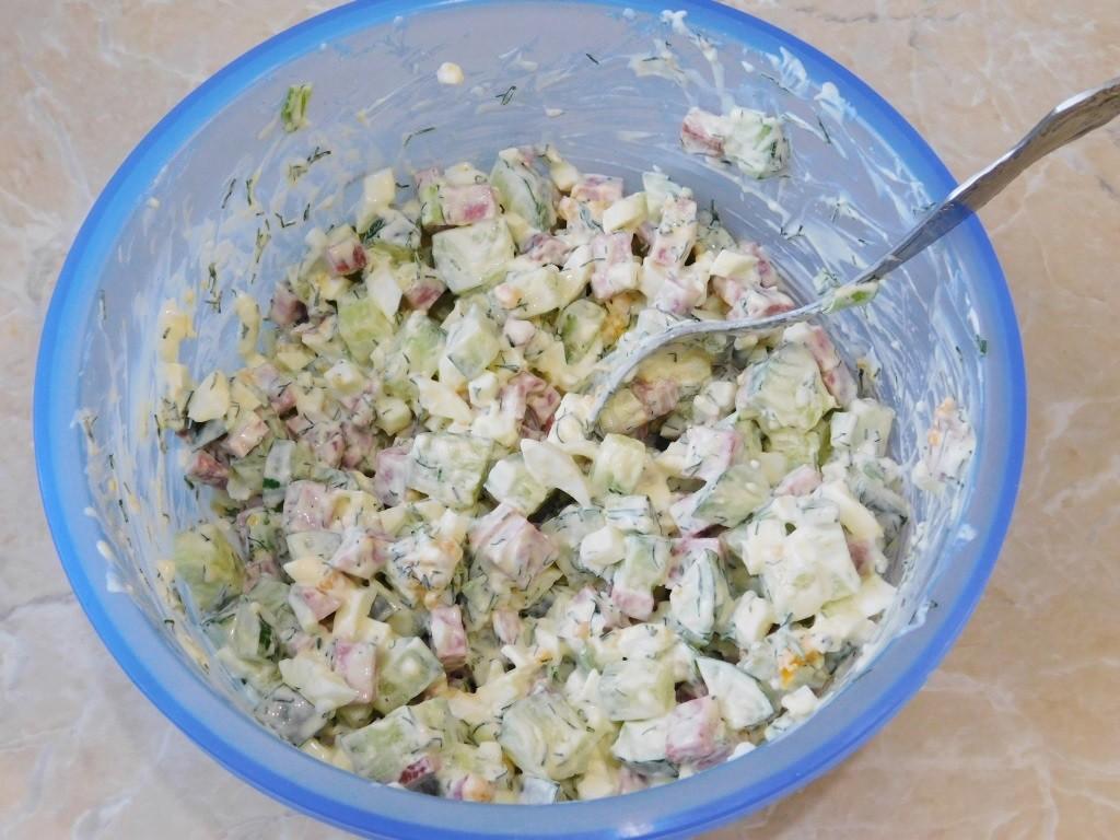 Шаг 6 приготовления Салат с колбасой и свежими огурцами и яйцом
