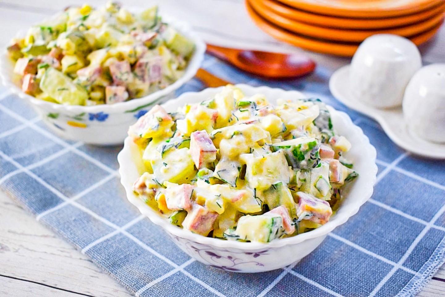 Обложка рецепта Салат с колбасой и свежими огурцами и яйцом