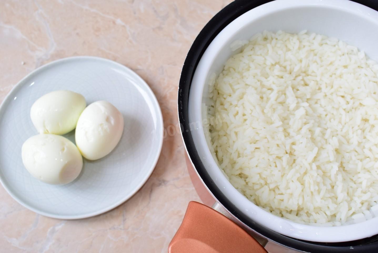 Шаг 2 приготовления Салат крабовые палочки с рисом и кукурузой