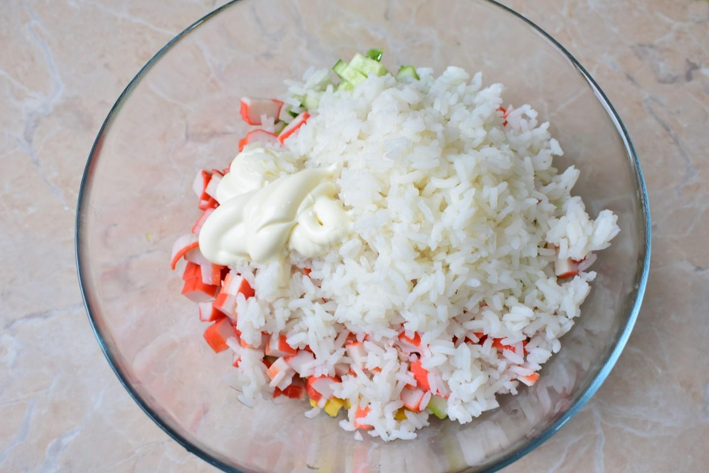 Шаг 6 приготовления Салат крабовые палочки с рисом и кукурузой