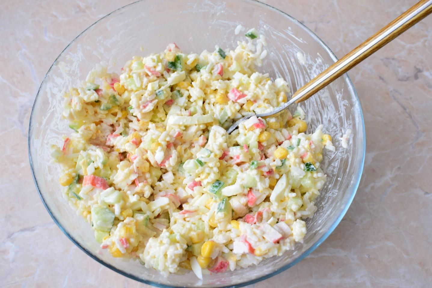 Шаг 7 приготовления Салат крабовые палочки с рисом и кукурузой