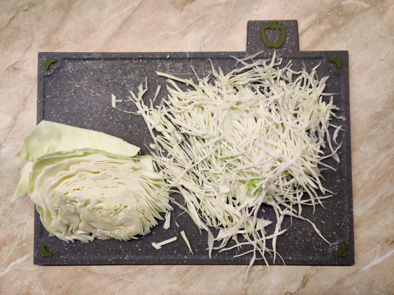 Шаг 2 приготовления Салат крабовые палочки с капустой кукурузой и яйцом