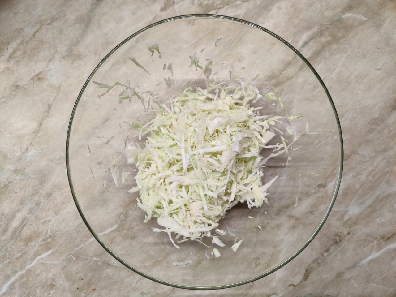 Шаг 3 приготовления Салат крабовые палочки с капустой кукурузой и яйцом
