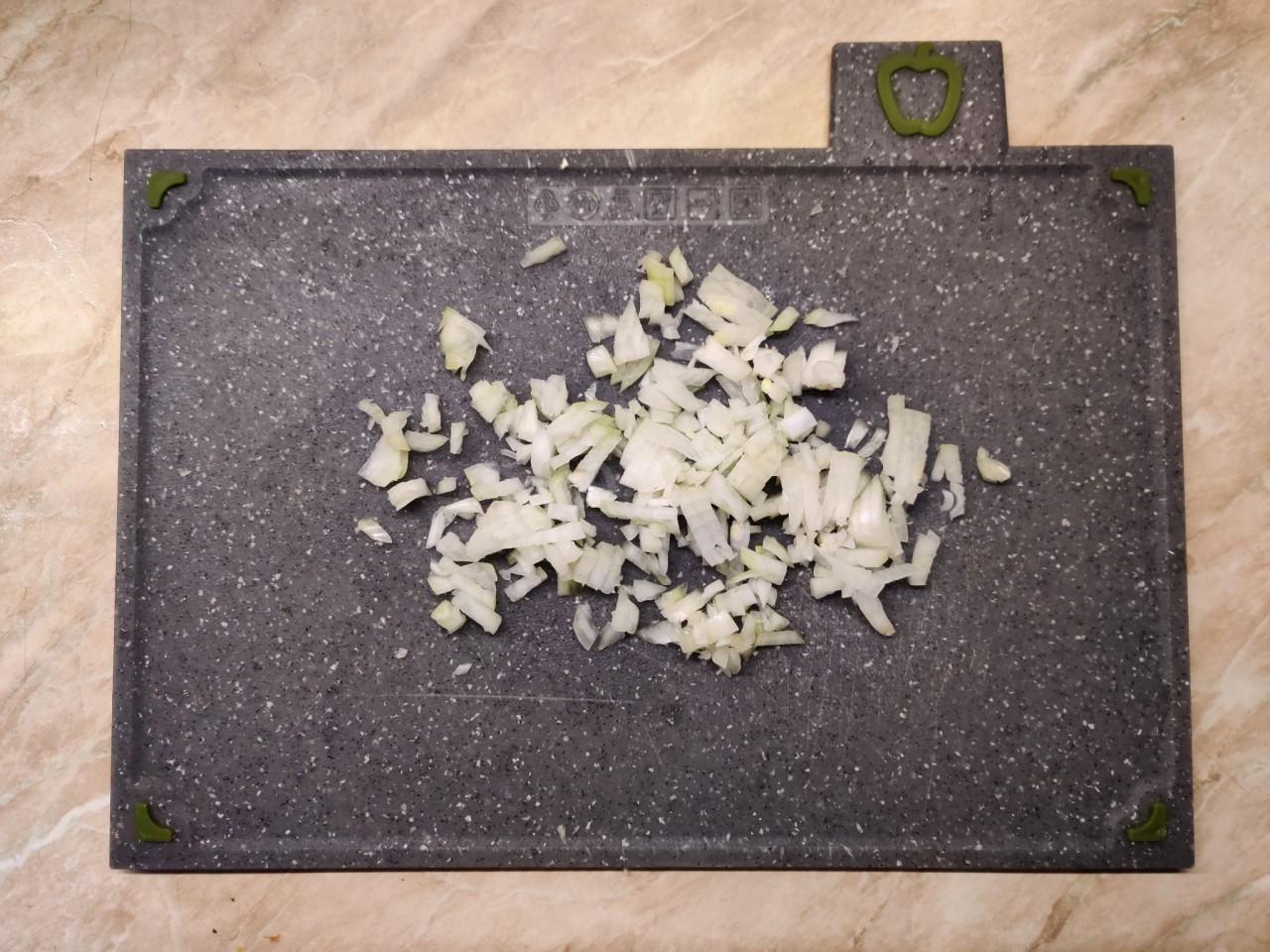 Шаг 4 приготовления Салат крабовые палочки с капустой кукурузой и яйцом