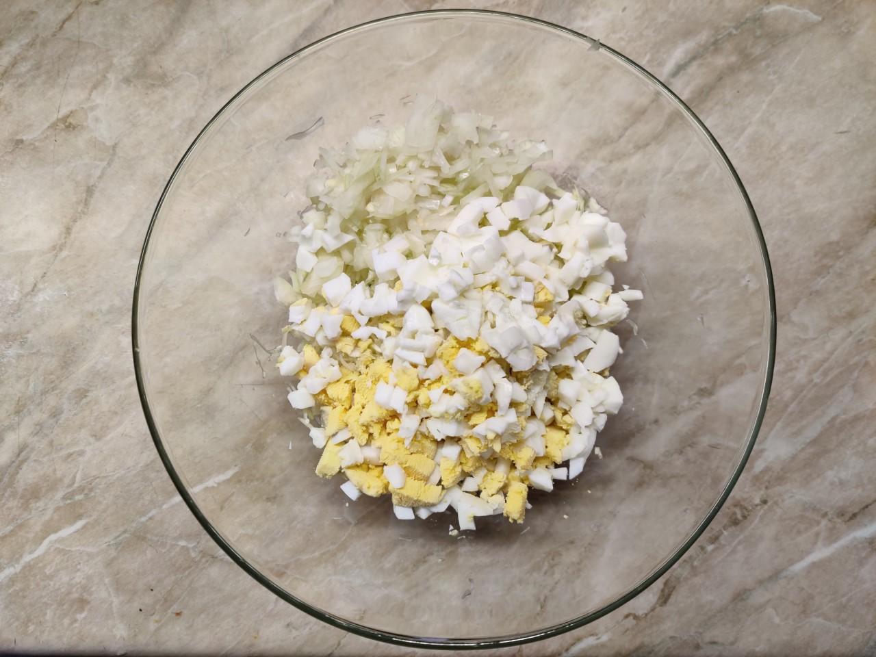 Шаг 5 приготовления Салат крабовые палочки с капустой кукурузой и яйцом