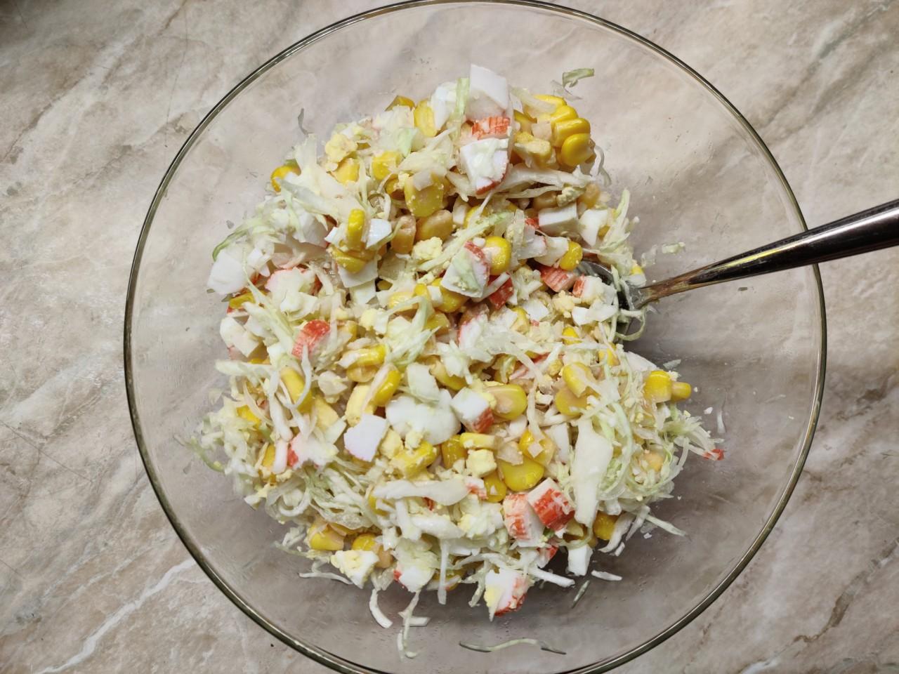 Шаг 7 приготовления Салат крабовые палочки с капустой кукурузой и яйцом