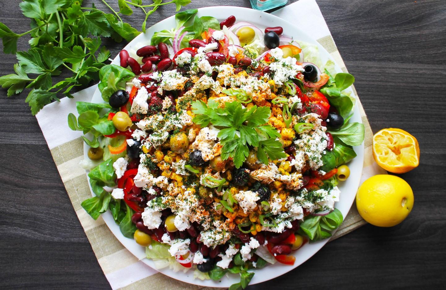 Шаг 7 приготовления Салат фасоль кукуруза сыр