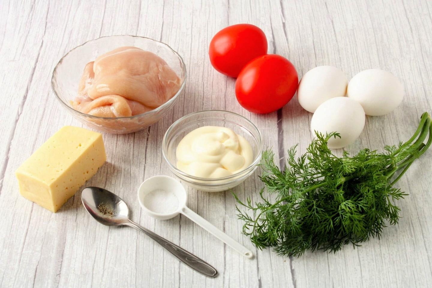 Шаг 1 приготовления Салат с куриной грудкой и яйцами и сыром
