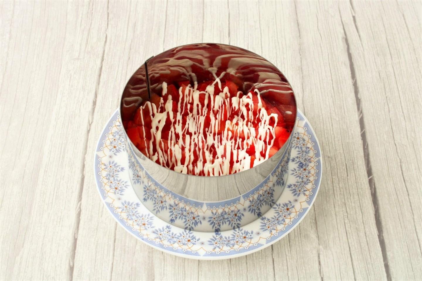 Шаг 10 приготовления Салат с куриной грудкой и яйцами и сыром