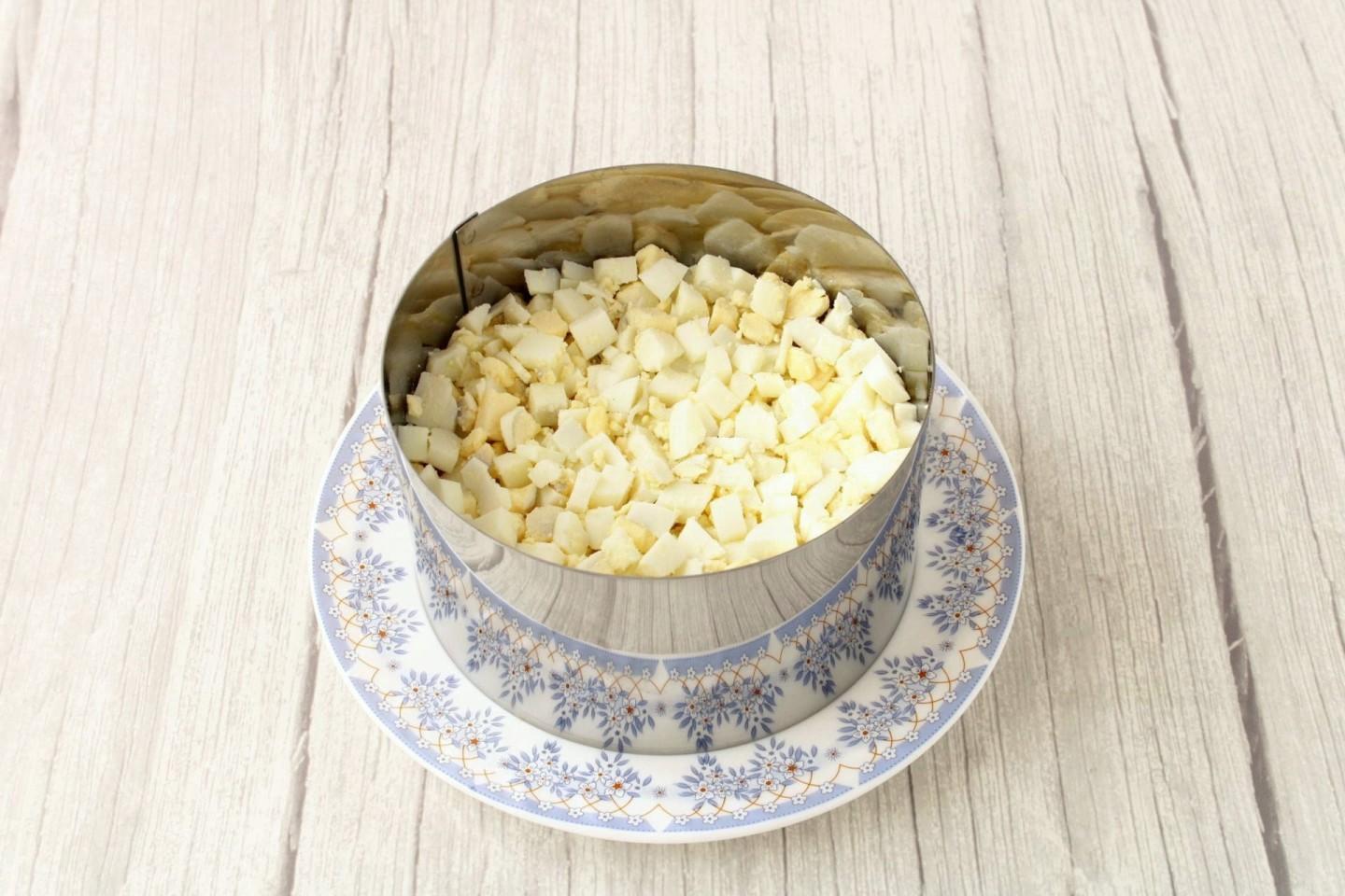 Шаг 11 приготовления Салат с куриной грудкой и яйцами и сыром