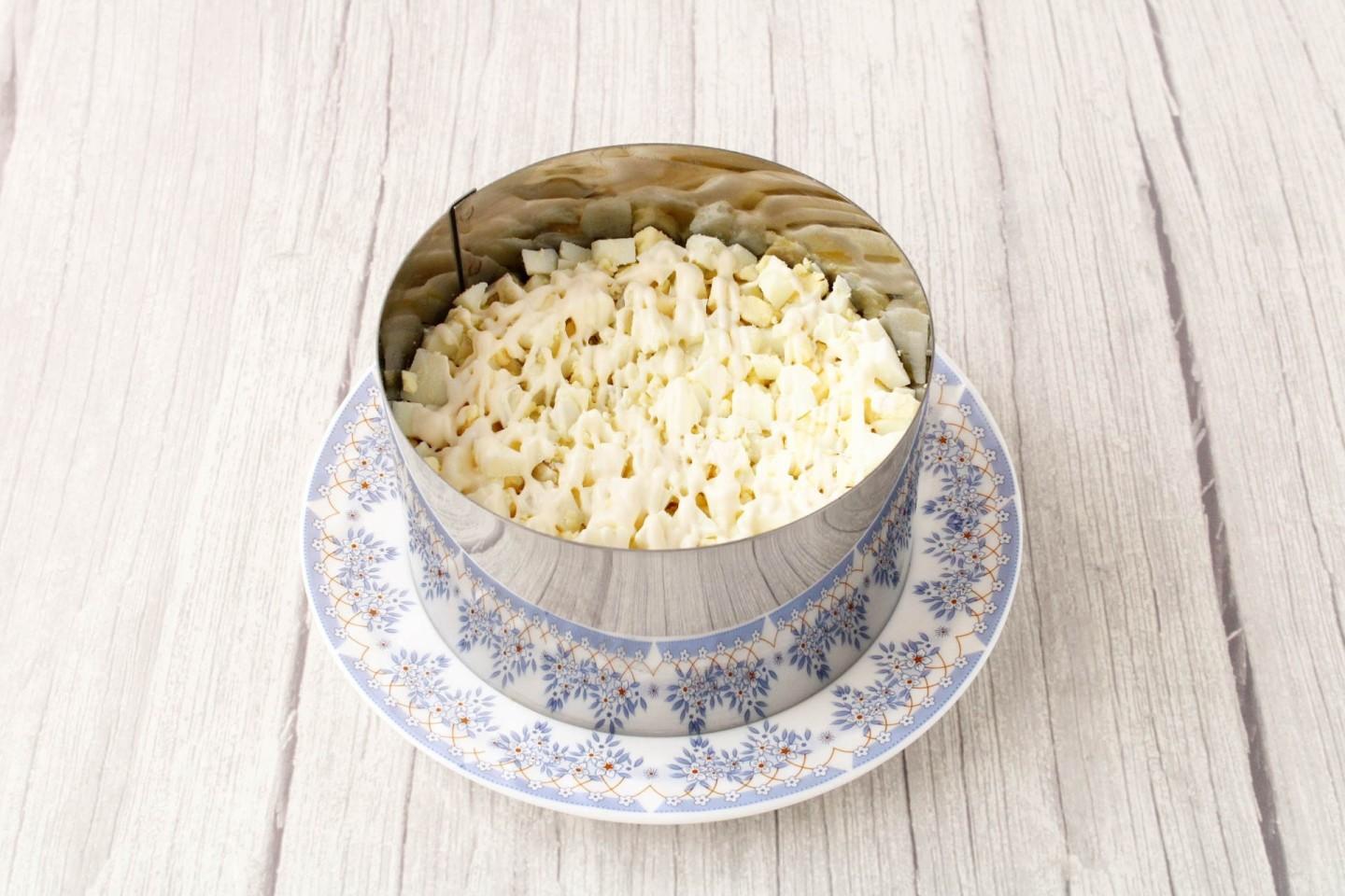 Шаг 12 приготовления Салат с куриной грудкой и яйцами и сыром