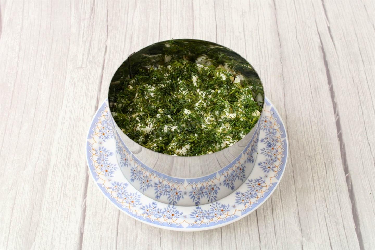 Шаг 13 приготовления Салат с куриной грудкой и яйцами и сыром