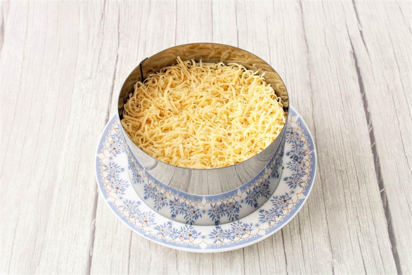 Шаг 14 приготовления Салат с куриной грудкой и яйцами и сыром