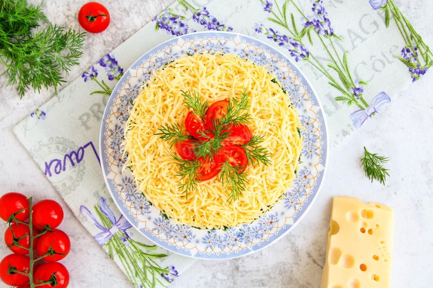 Шаг 15 приготовления Салат с куриной грудкой и яйцами и сыром