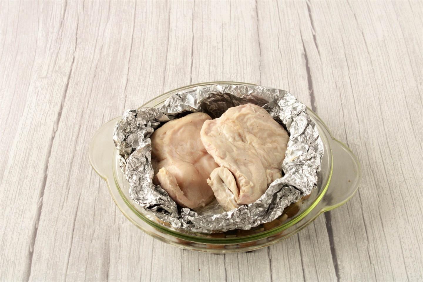Шаг 2 приготовления Салат с куриной грудкой и яйцами и сыром