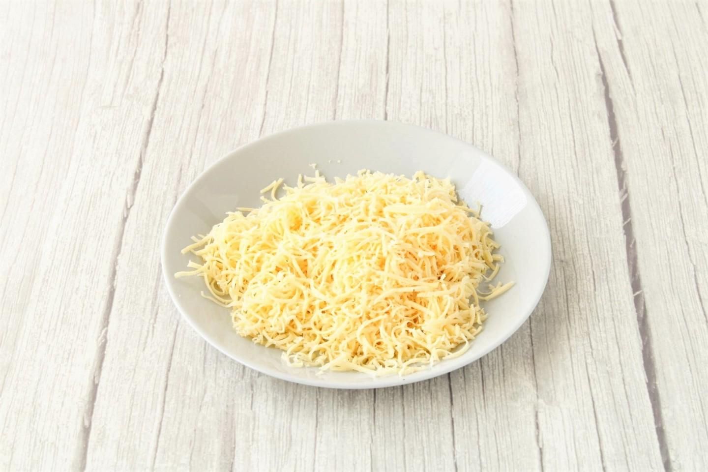 Шаг 7 приготовления Салат с куриной грудкой и яйцами и сыром