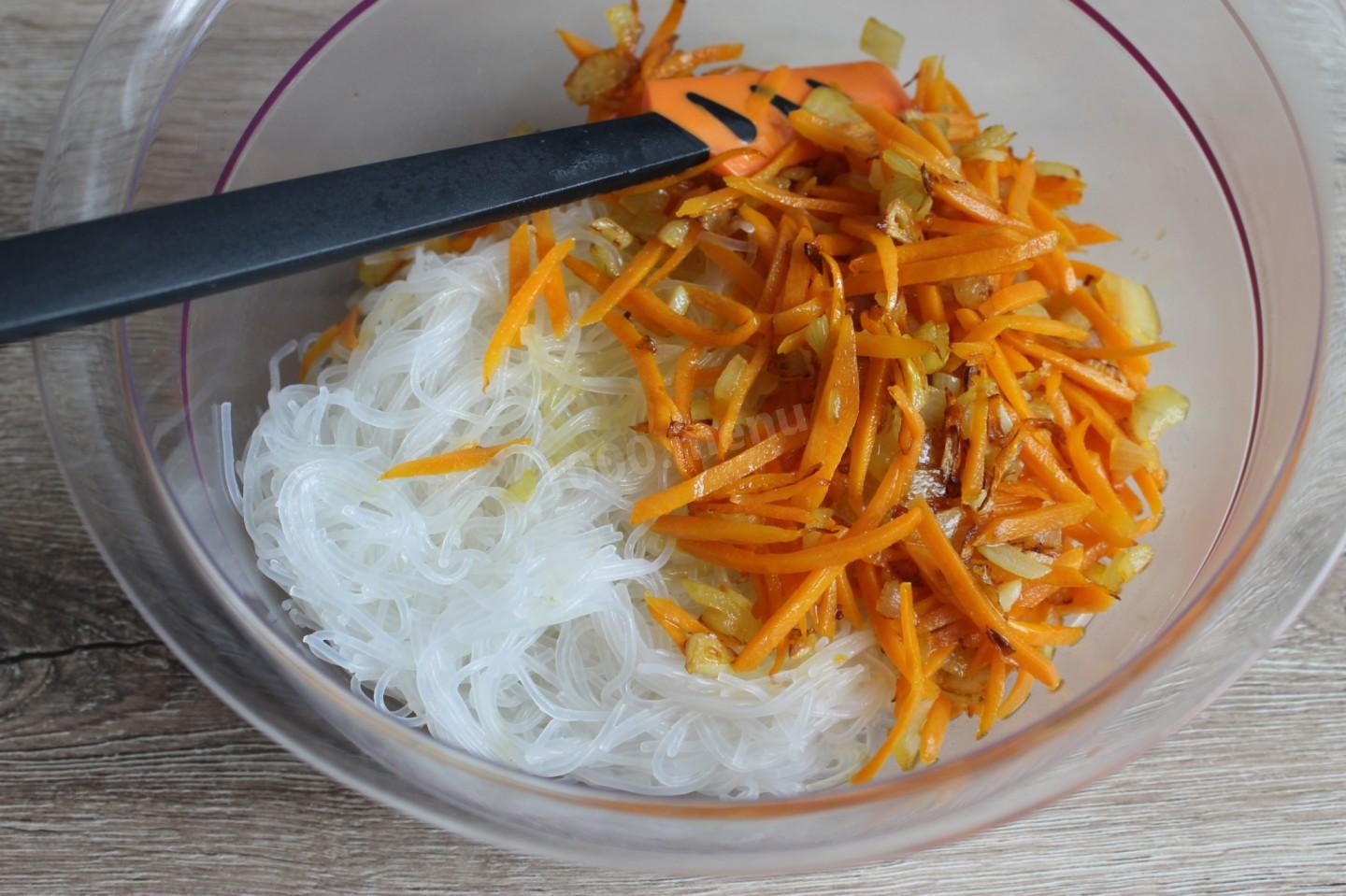 Шаг 10 приготовления Фунчоза с мясом свинины и овощами