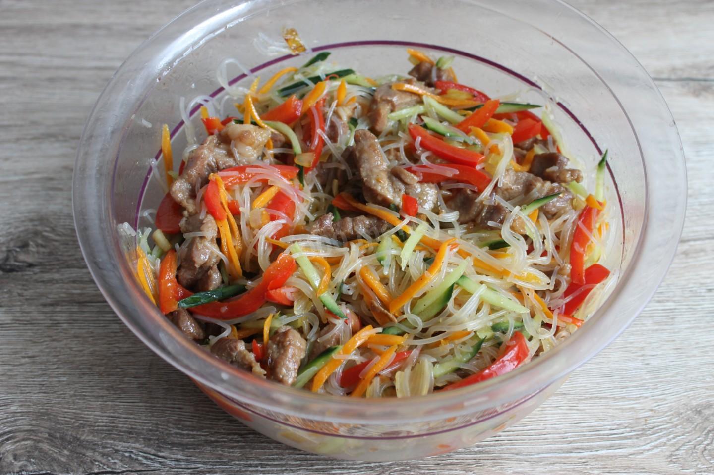 Шаг 11 приготовления Фунчоза с мясом свинины и овощами