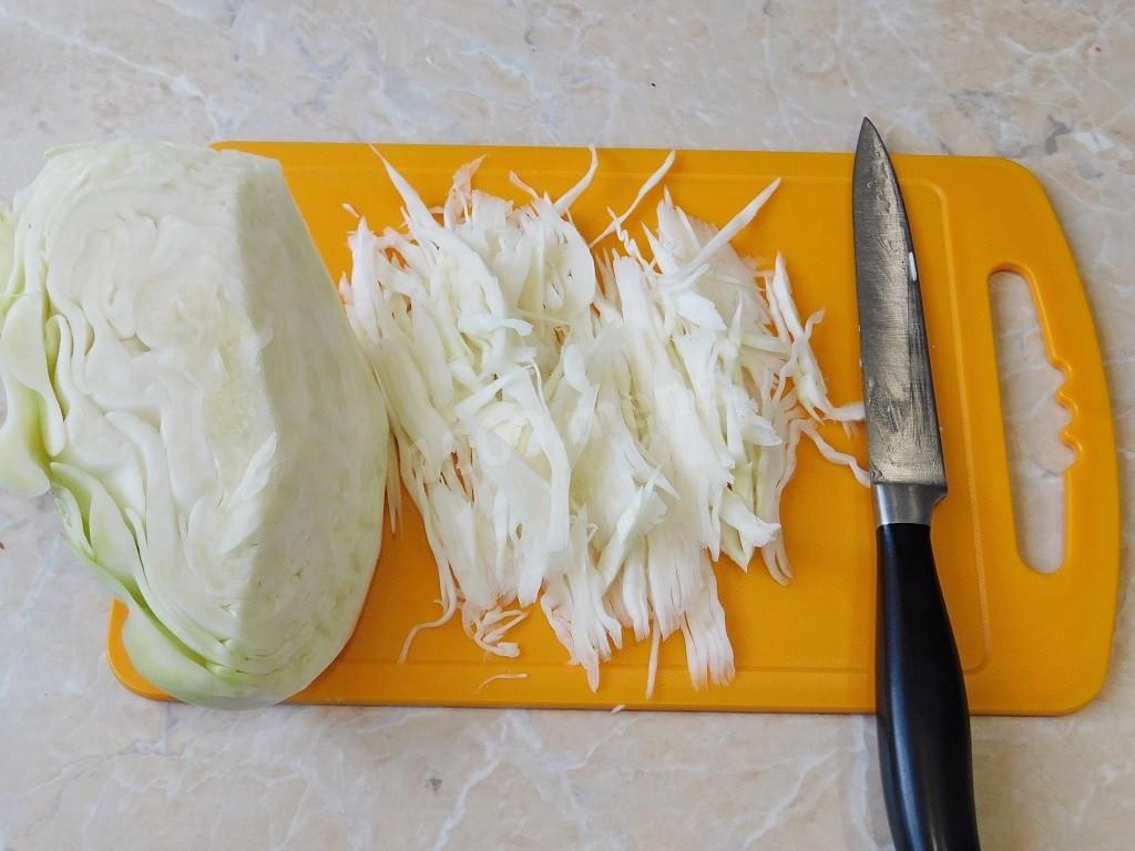 Шаг 3 приготовления Салат с копченой колбасой кукурузой и капустой