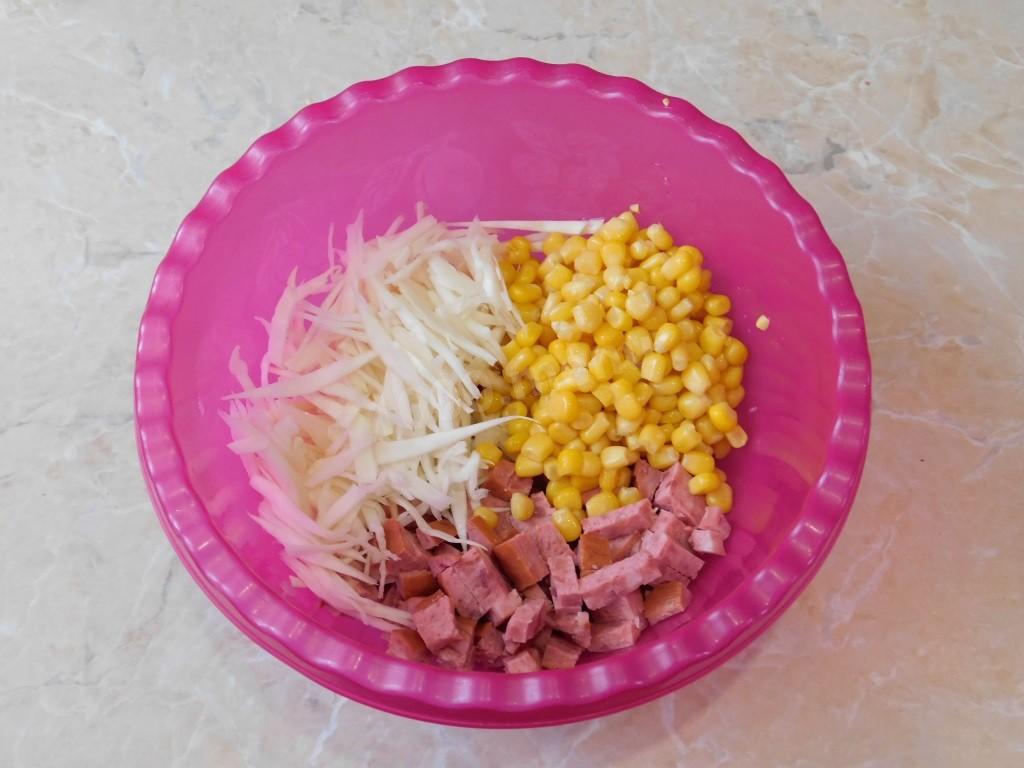 Шаг 4 приготовления Салат с копченой колбасой кукурузой и капустой