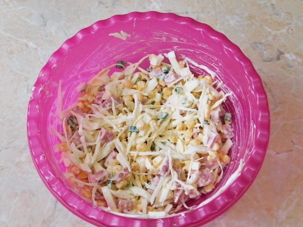 Шаг 6 приготовления Салат с копченой колбасой кукурузой и капустой