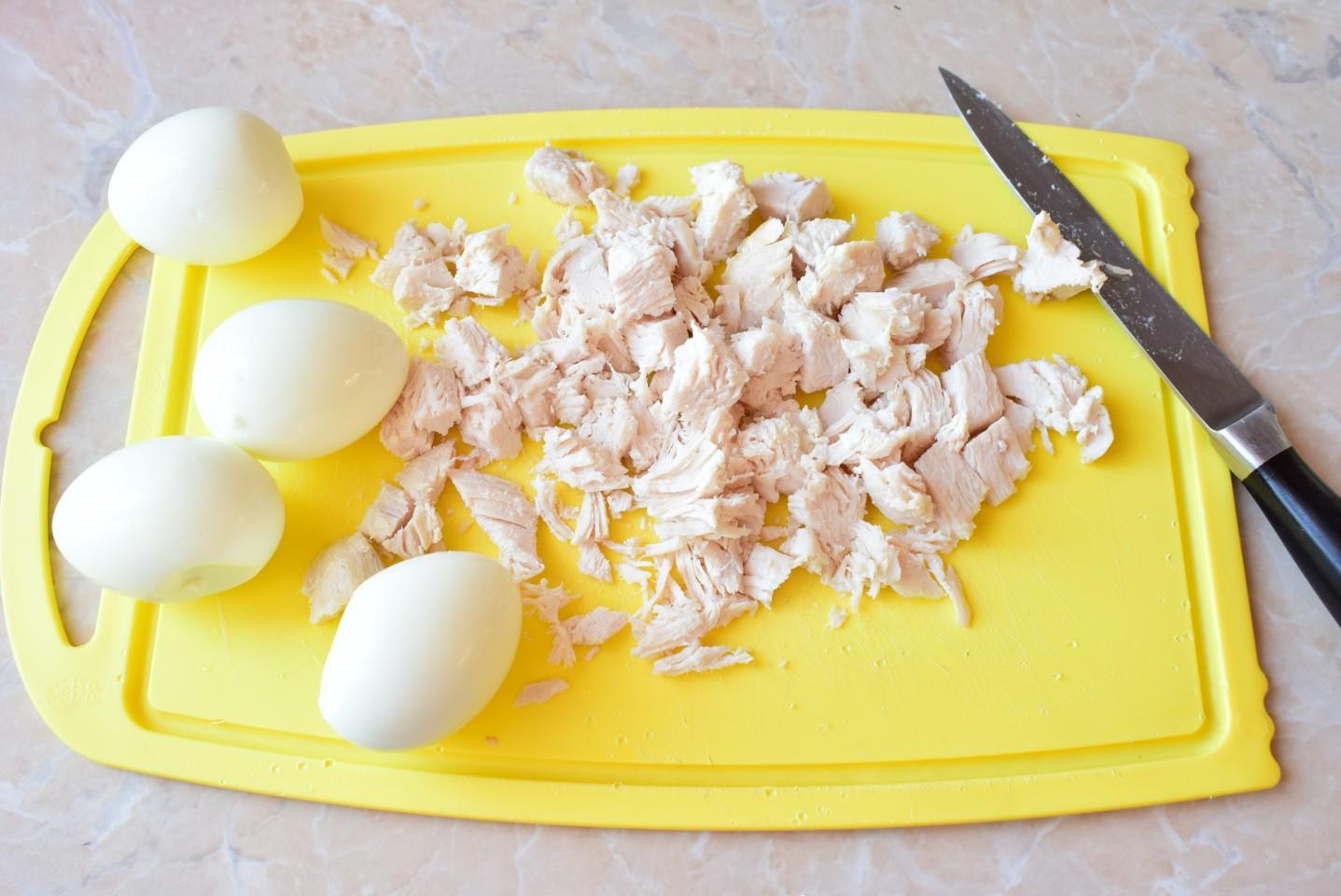 Шаг 2 приготовления Салат с кукурузой яйцом и сыром